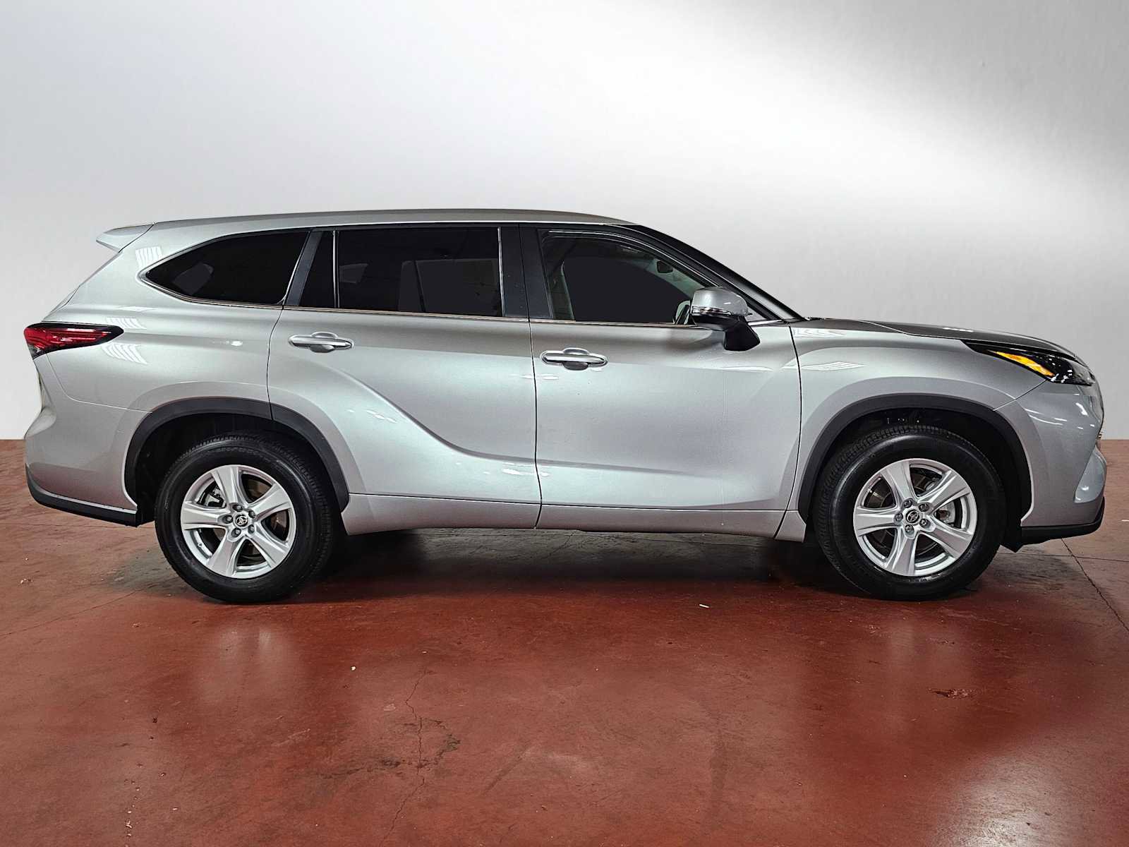 Used 2023 Toyota Highlander LE image 8