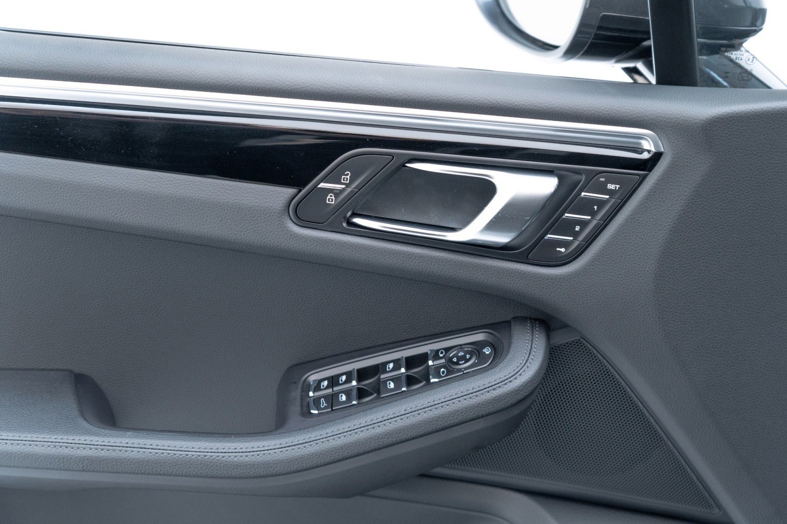 Certified 2025 Porsche Macan AWD/4WD image 24