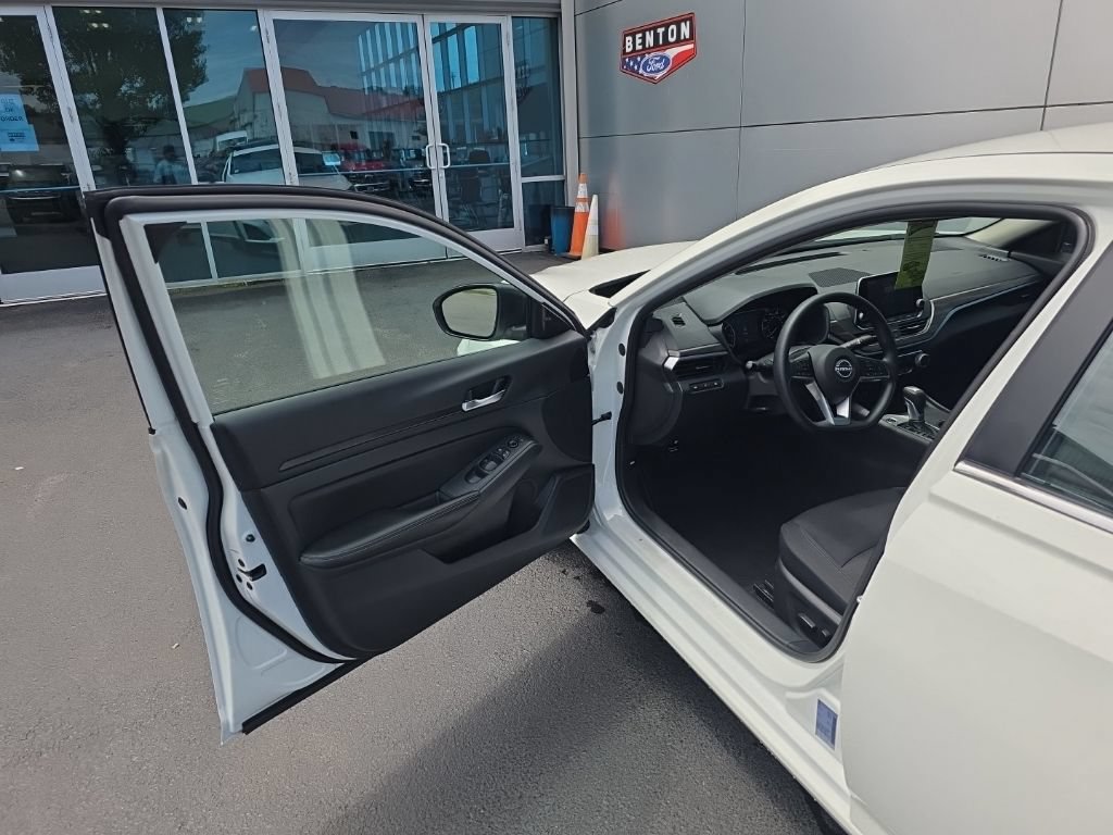 Used 2025 Nissan Altima 2.5 SV FWD image 9