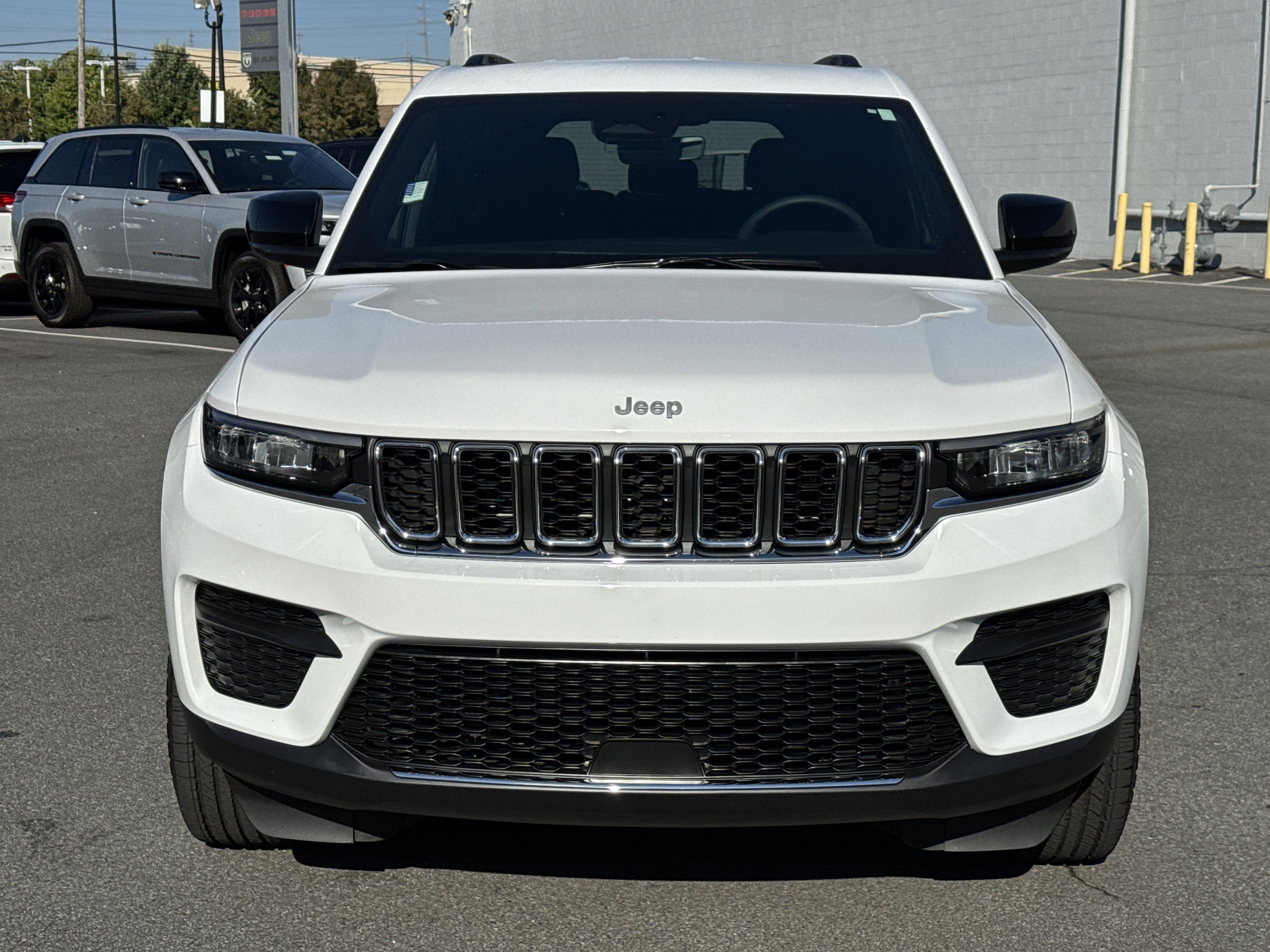 Used 2025 Jeep Grand Cherokee Laredo w/ Luxury Tech Group I image 2