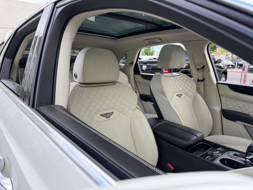 Used 2022 Bentley Bentayga AWD/4WD image 11