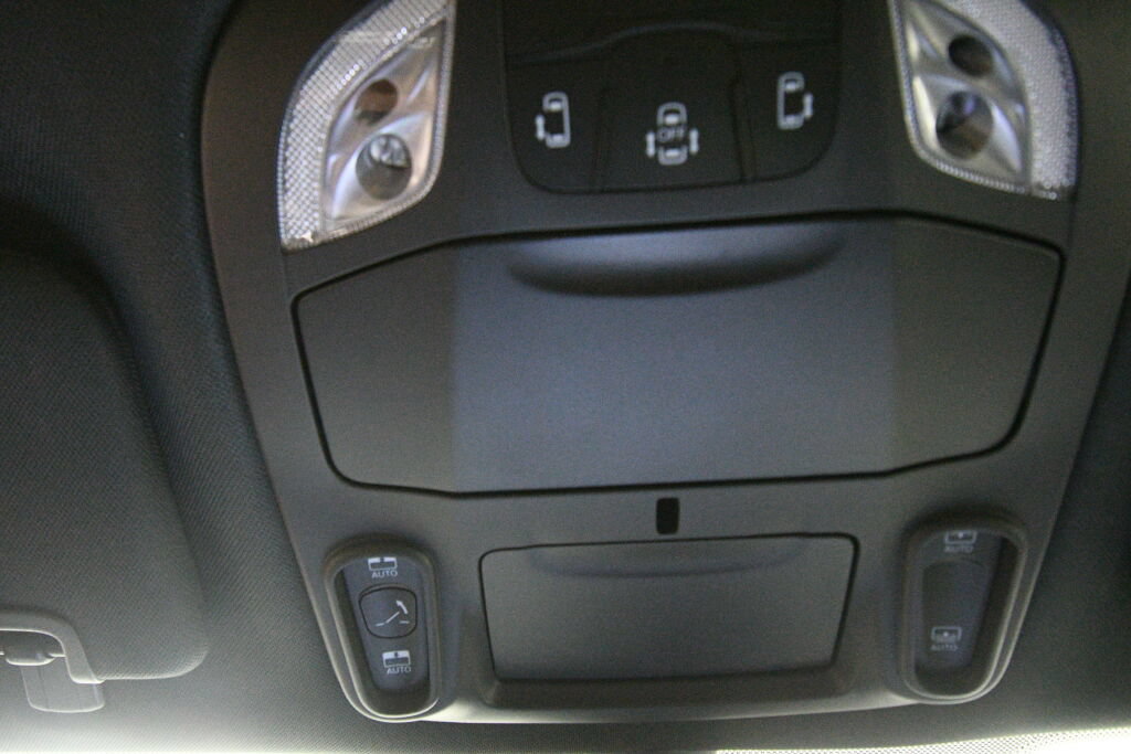 Used 2025 Chrysler Pacifica Limited FWD image 19