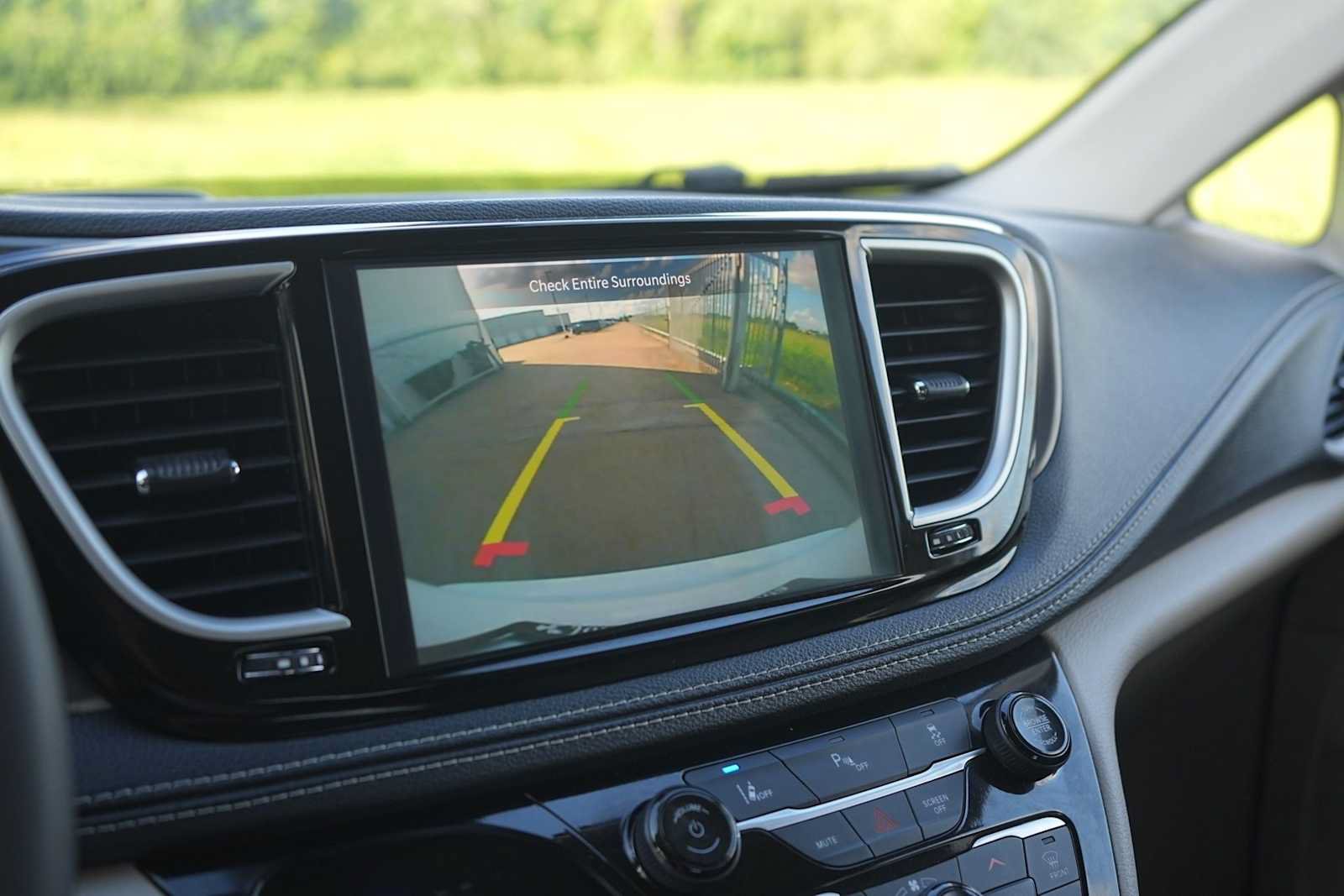 Used 2024 Chrysler Pacifica Limited FWD image 23