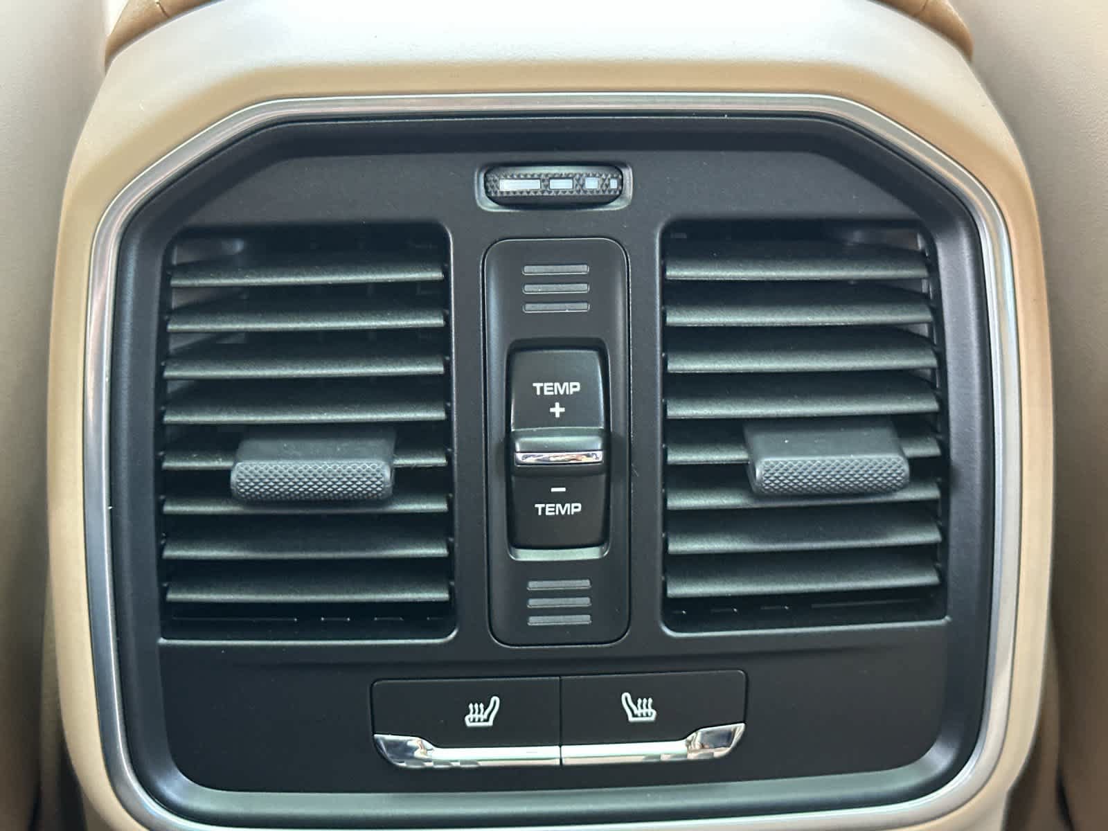 Certified 2025 Porsche Macan AWD/4WD image 14