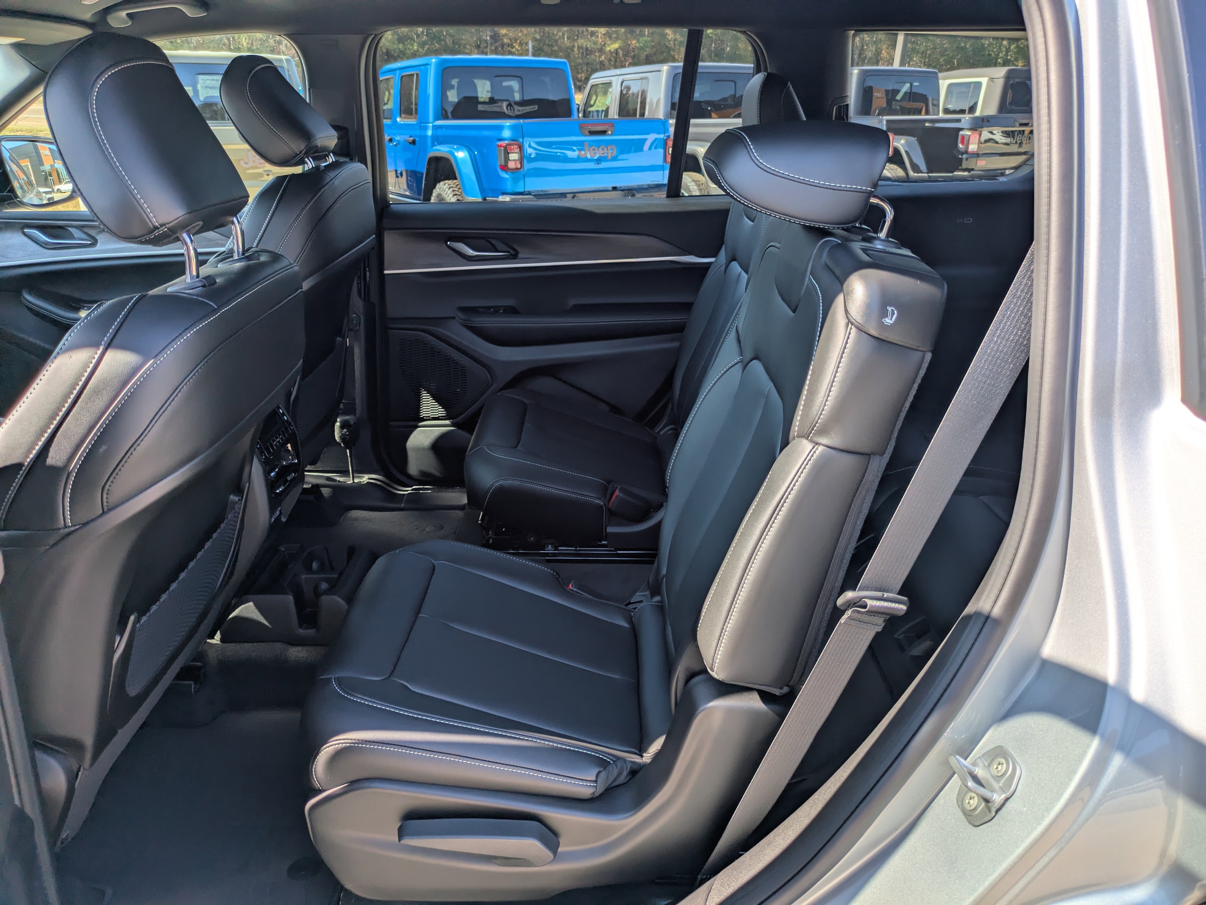 New 2025 Jeep Grand Cherokee L Limited w/ Black Appearance Package AWD/4WD image 10