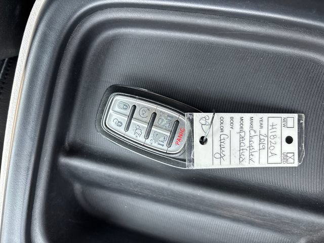 Used 2019 Chrysler Pacifica Touring-L FWD image 15