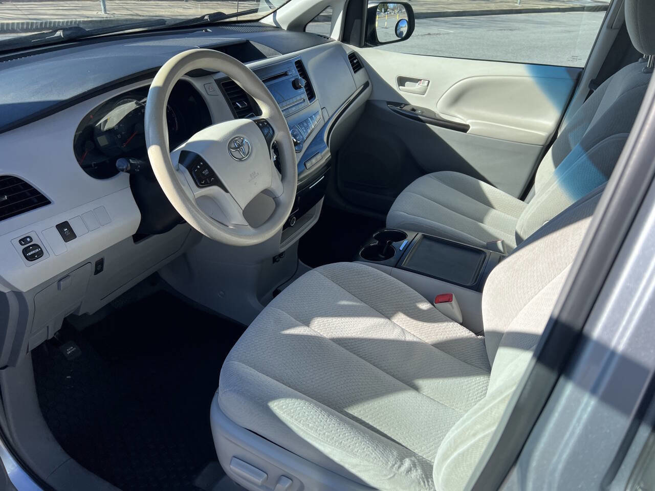 Used 2014 Toyota Sienna LE image 7