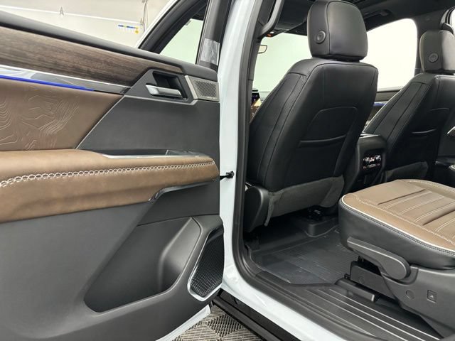 New 2026 GMC Acadia Denali Ultimate w/ LPO, Floor Liner Package AWD/4WD image 44