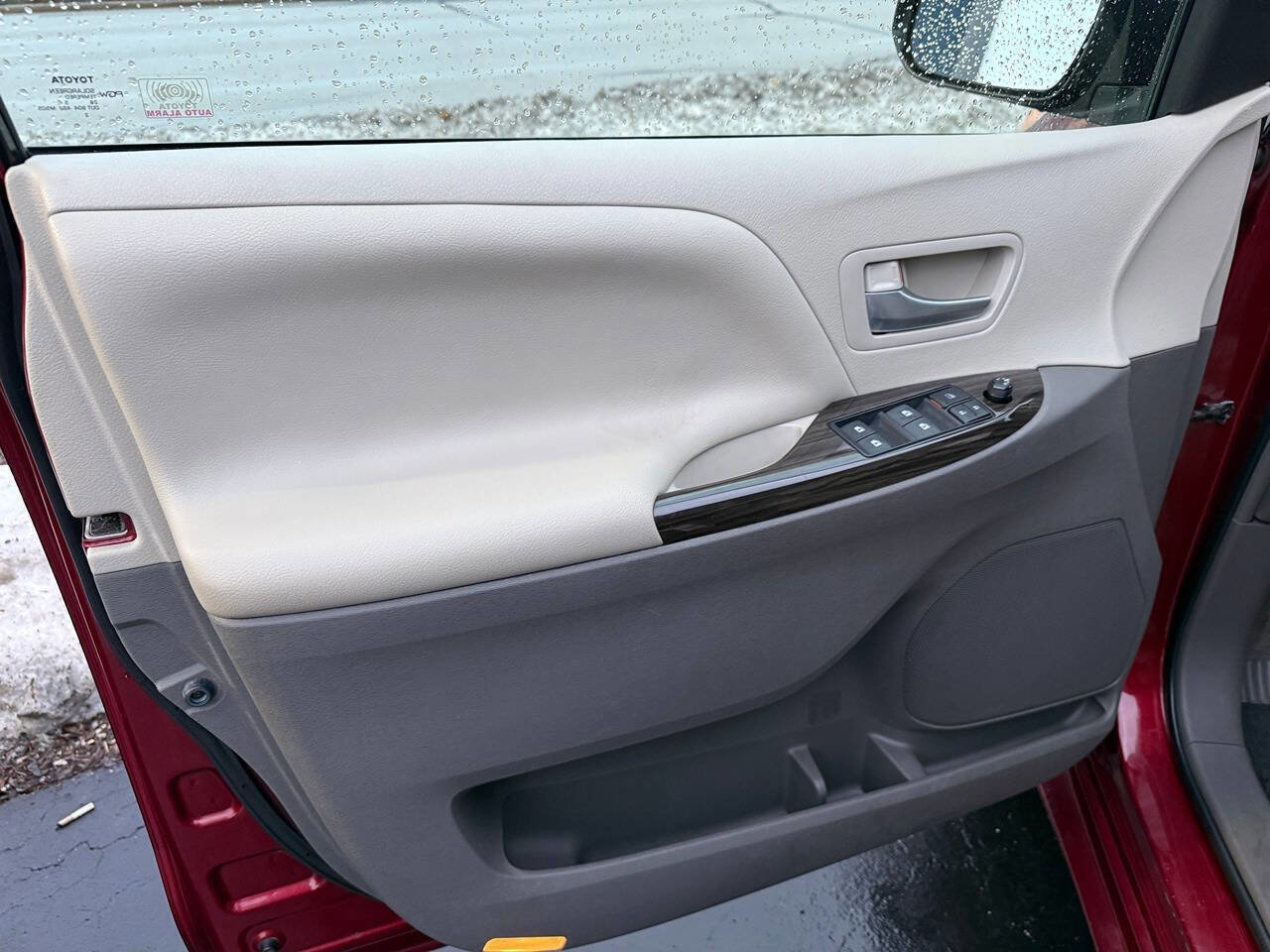 Used 2015 Toyota Sienna image 92