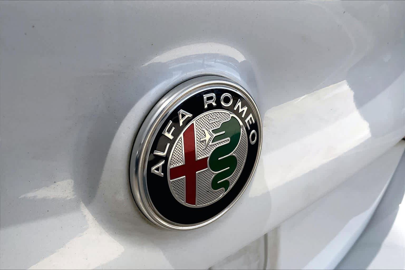 Used 2018 Alfa Romeo Giulia Ti Sport w/ Quick Order Package 22U Sport RWD image 27