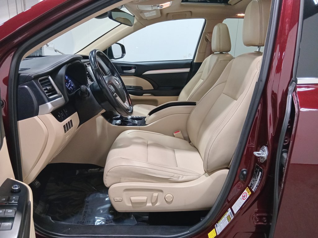 Used 2017 Toyota Highlander XLE w/ Carpet Mat Package AWD/4WD image 17