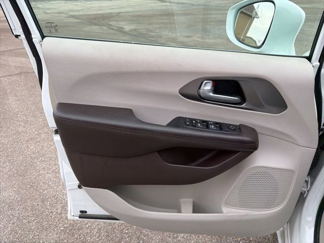 Used 2018 Chrysler Pacifica Touring-L image 17