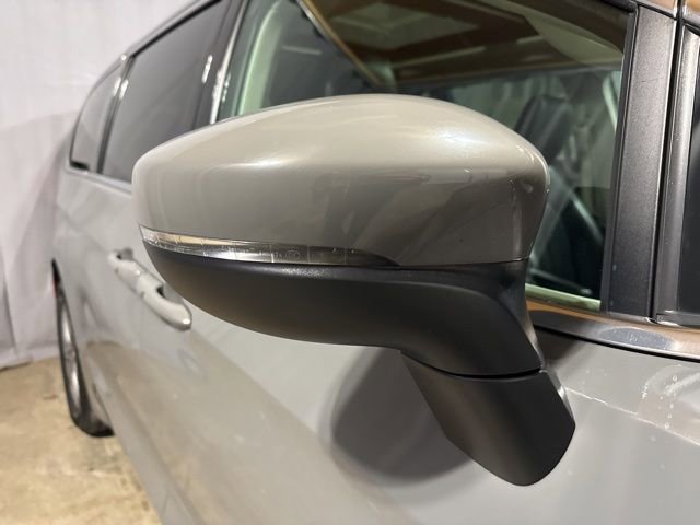 Used 2023 Chrysler Pacifica Touring-L image 19