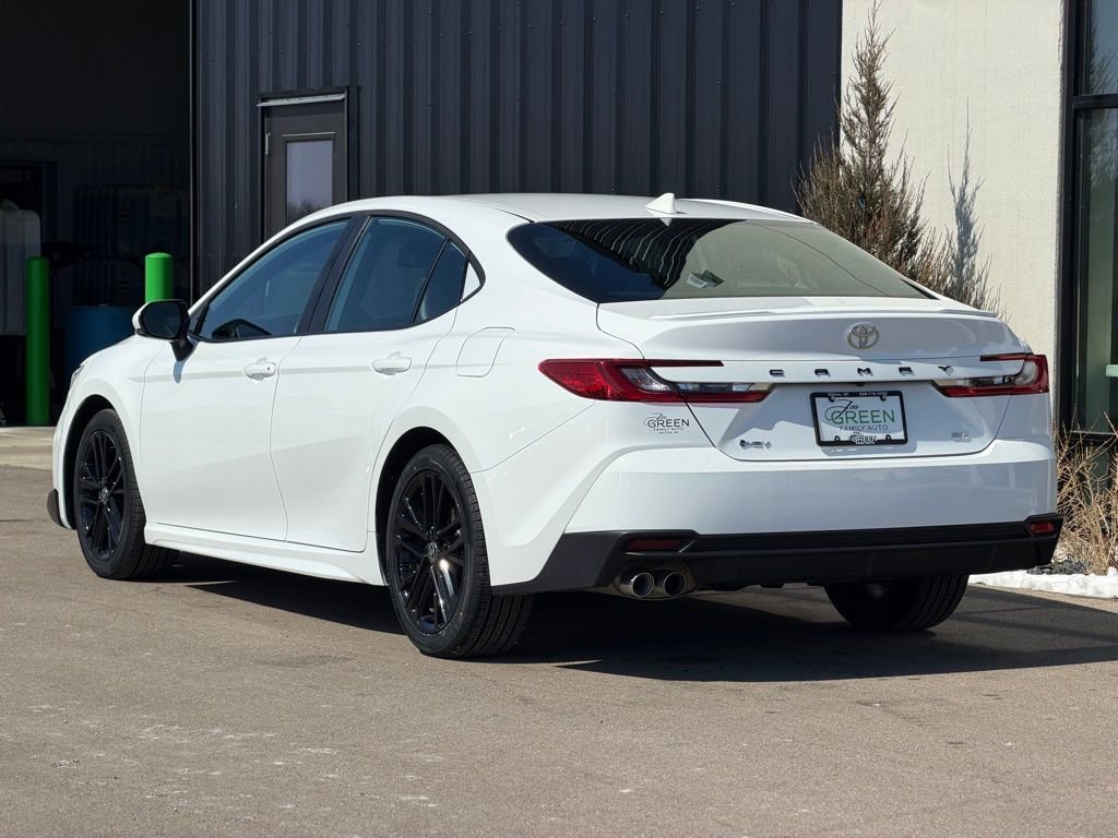 Used 2025 Toyota Camry SE image 3