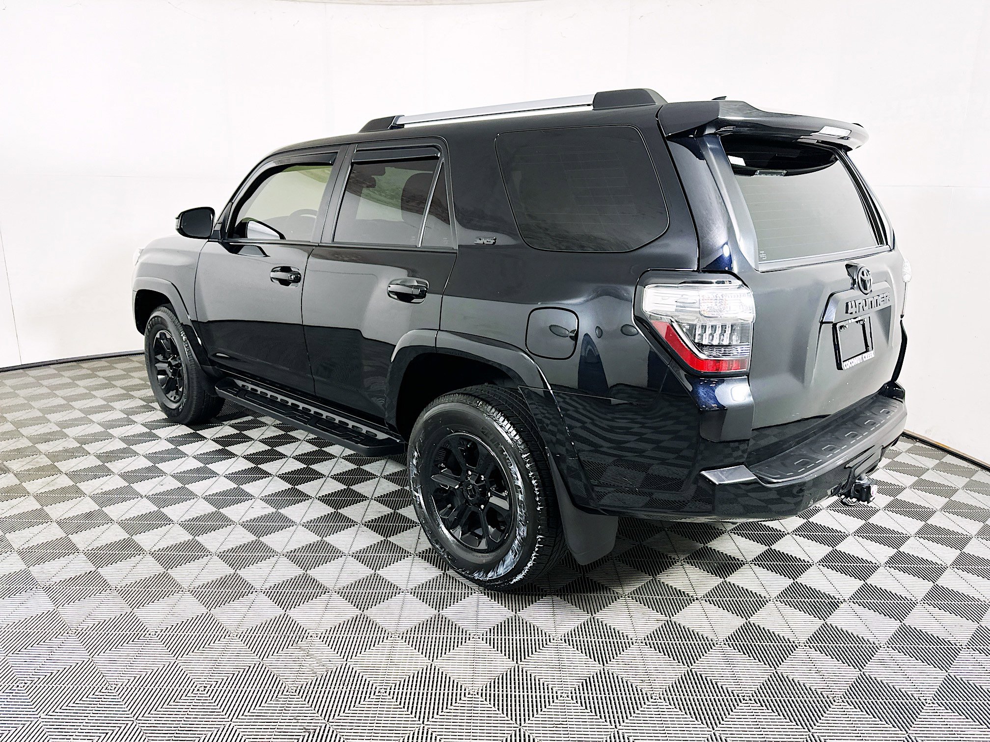 Used 2024 Toyota 4Runner SR5 AWD/4WD image 5