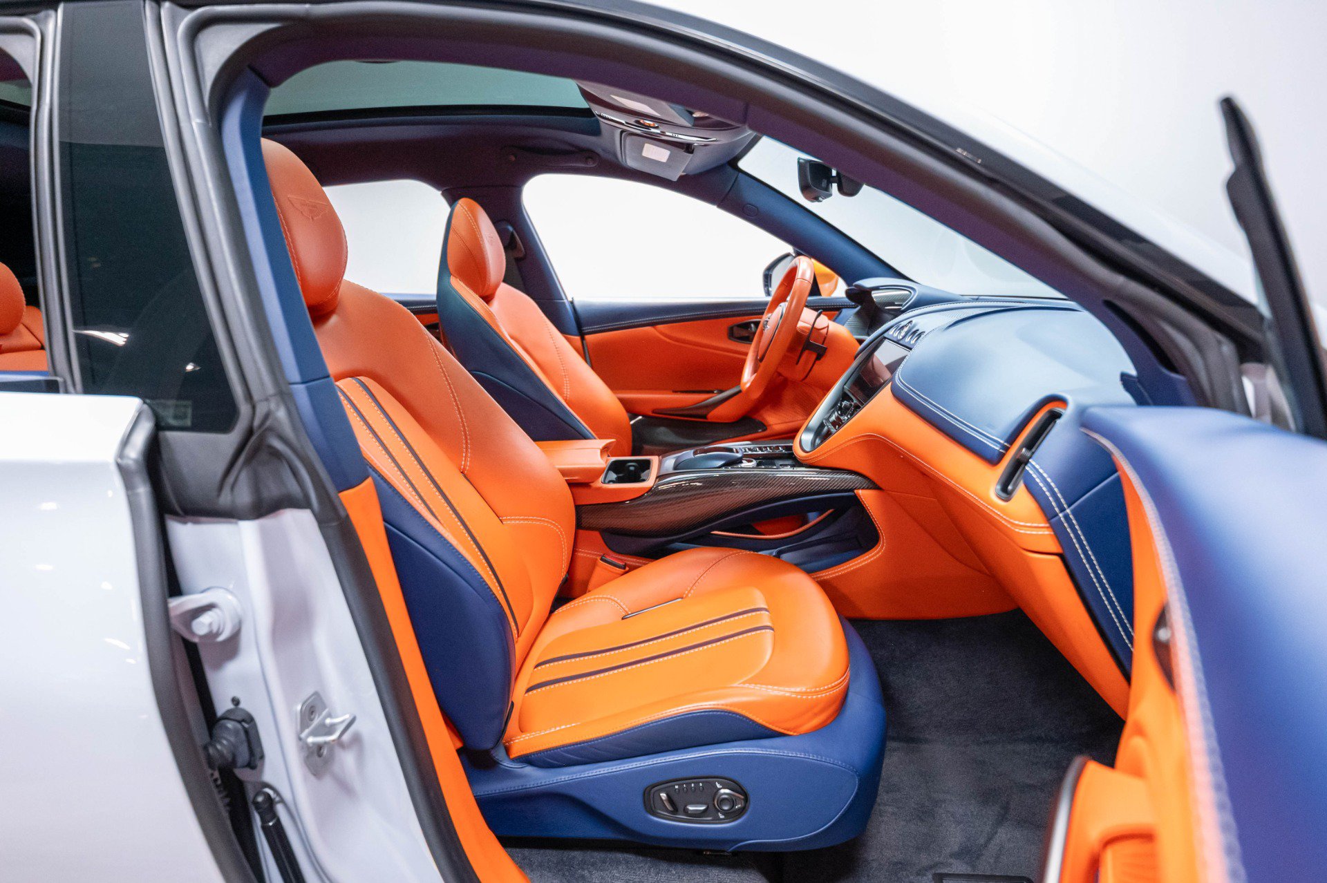 Used 2021 Aston Martin DBX AWD/4WD image 43