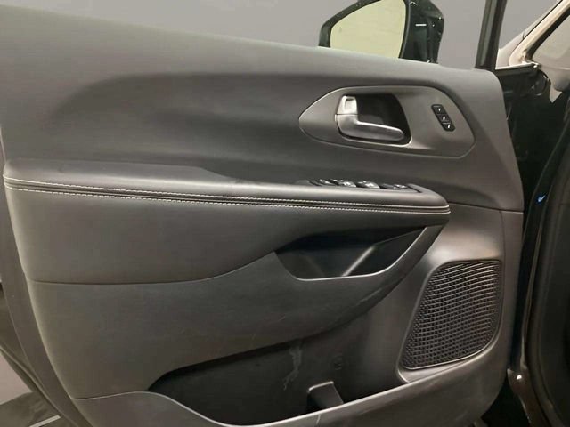 Used 2025 Chrysler Pacifica Select FWD image 16