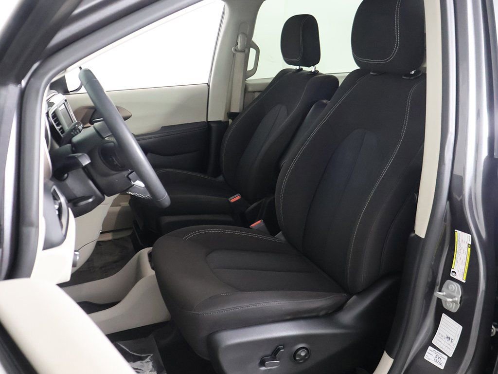Used 2023 Chrysler Voyager LX image 24