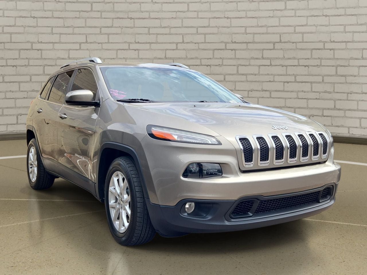 Used 2017 Jeep Cherokee Latitude FWD image 3