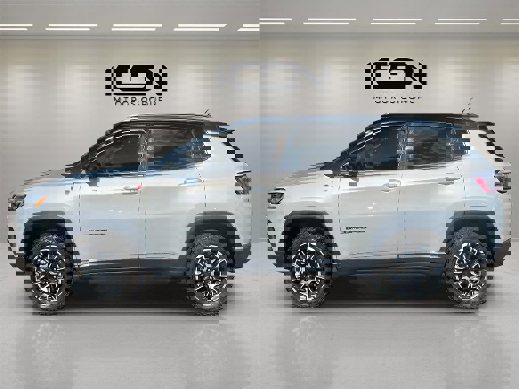 Used 2024 Jeep Compass Trailhawk image 5