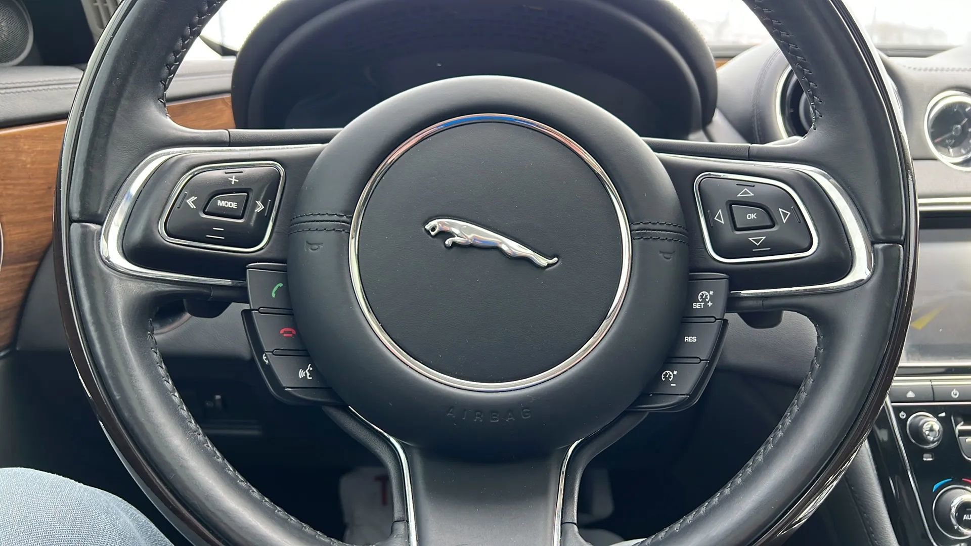 Used 2016 Jaguar XJ Supercharged RWD image 24