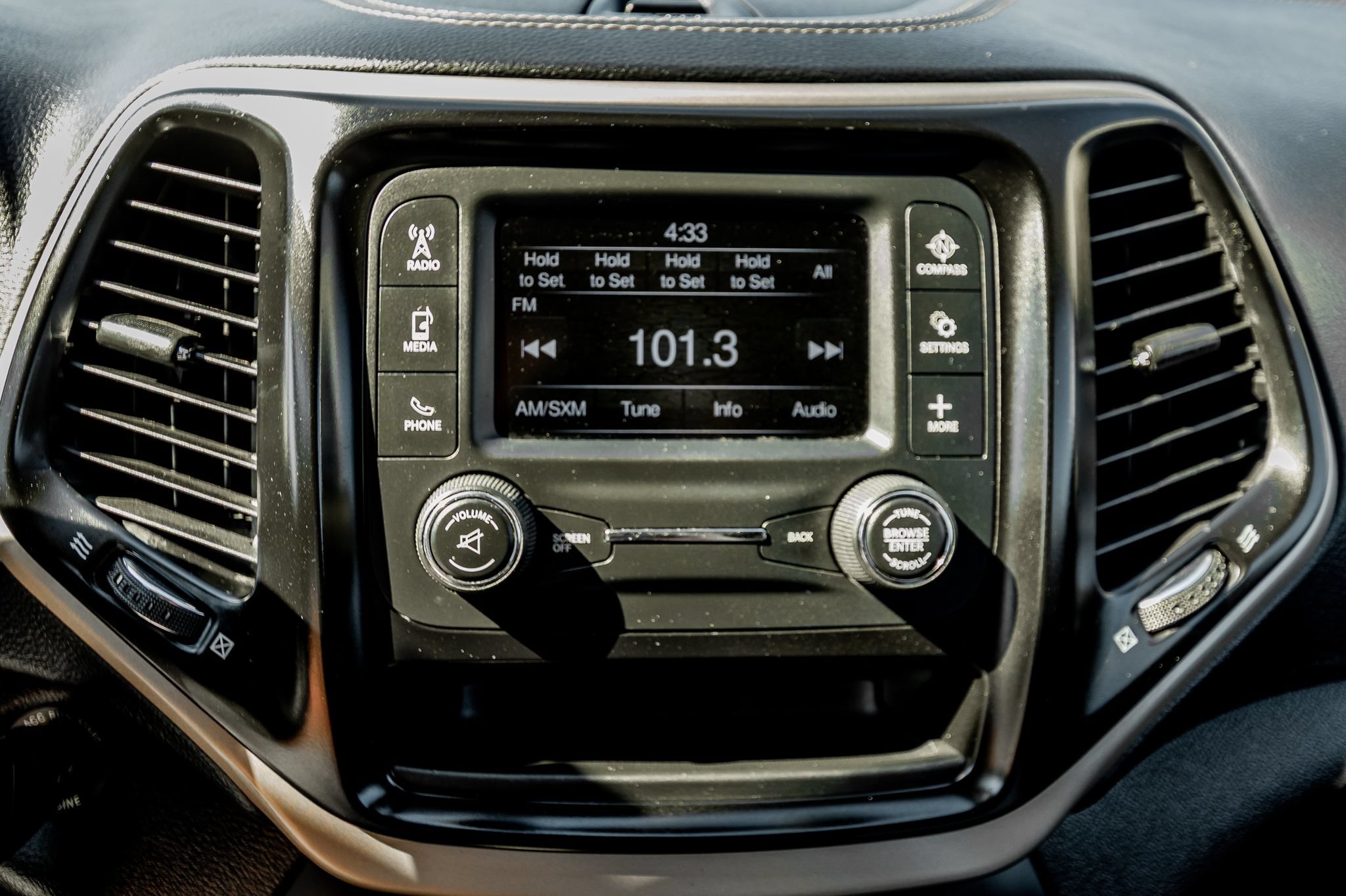 Used 2018 Jeep Cherokee Latitude w/ Altitude Package AWD/4WD image 16