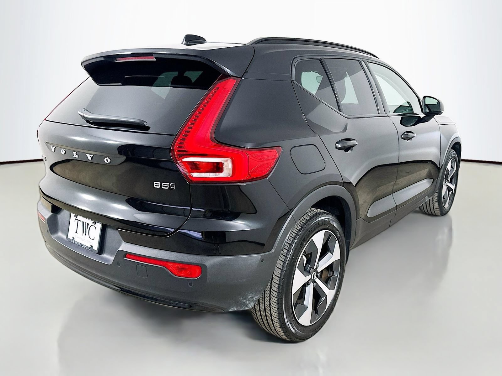 Used 2026 Volvo XC40 B5 Plus AWD/4WD image 5