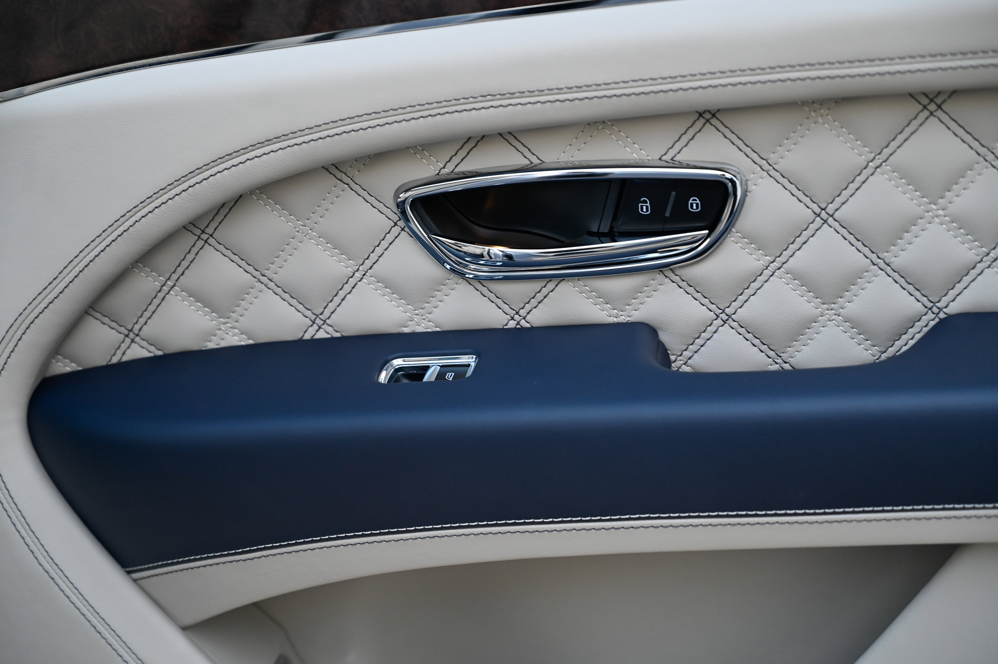 Used 2022 Bentley Bentayga image 59