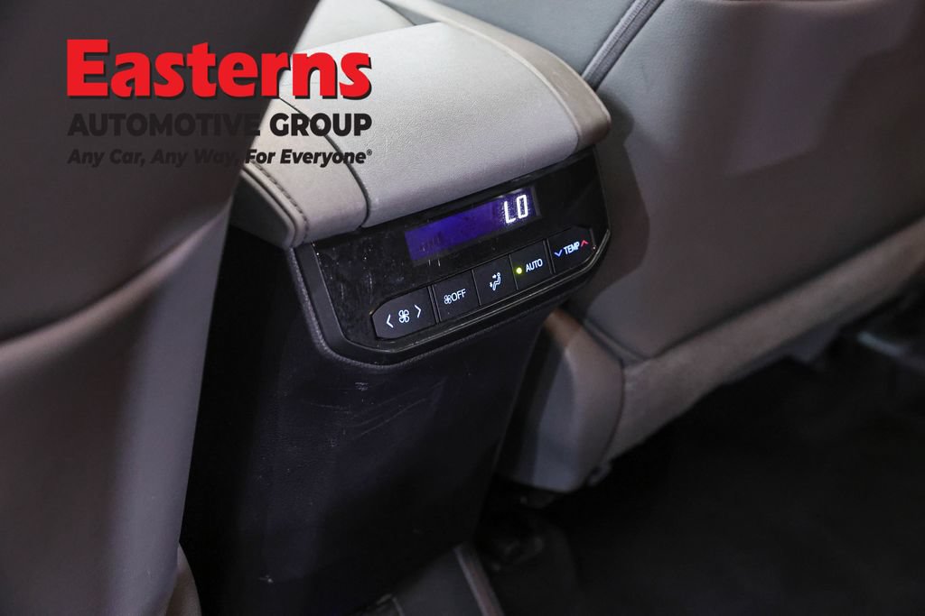 Used 2022 Toyota Highlander XLE AWD/4WD image 22