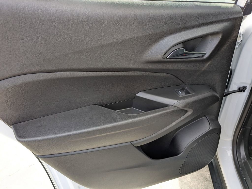 Used 2025 Chevrolet Trax LT w/ LT Convenience Package image 24
