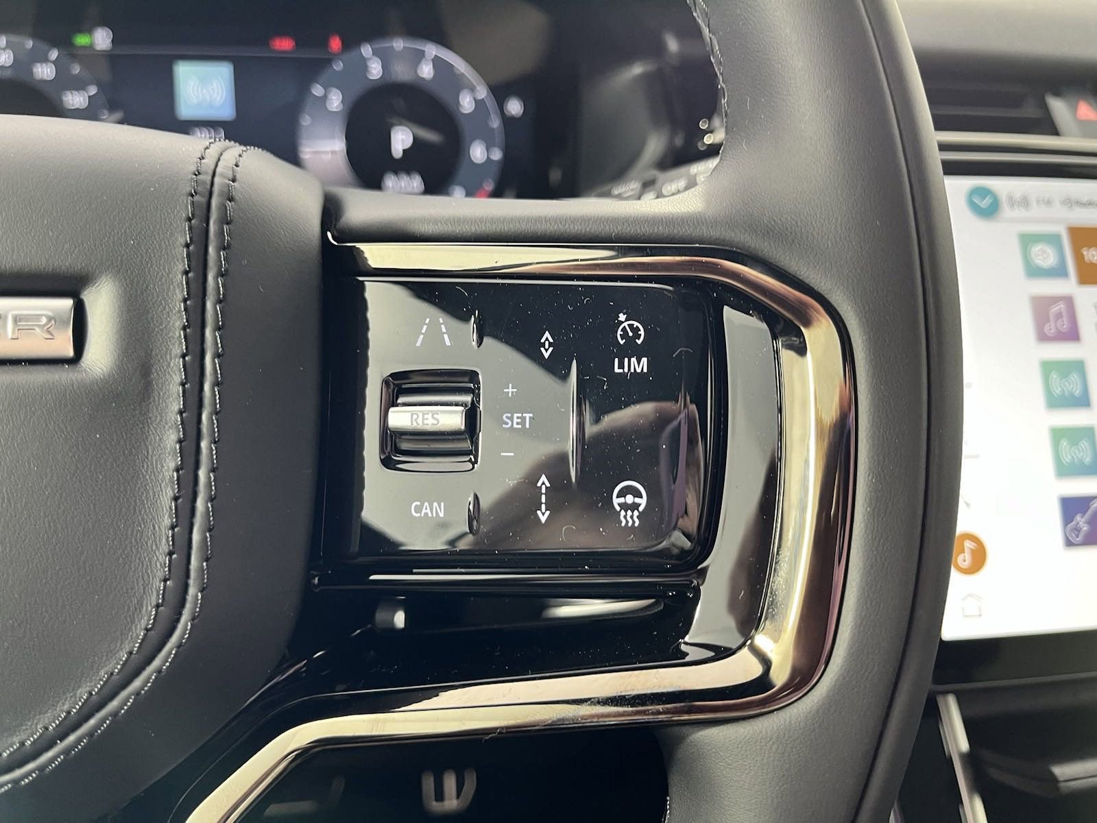Used 2025 Land Rover Range Rover Velar Dynamic SE image 16