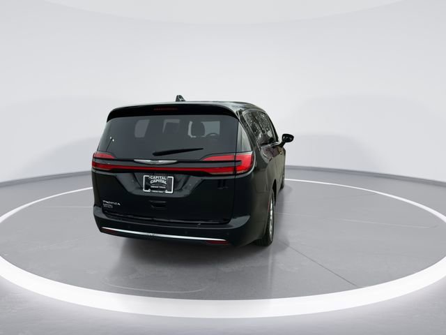 Used 2024 Chrysler Pacifica Touring-L image 7