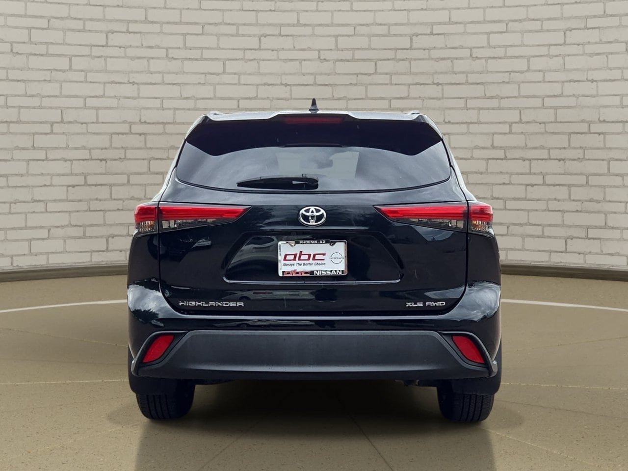 Used 2022 Toyota Highlander XLE AWD/4WD image 6
