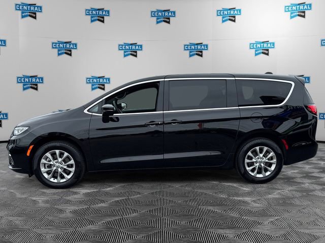 Certified 2025 Chrysler Pacifica Select image 3