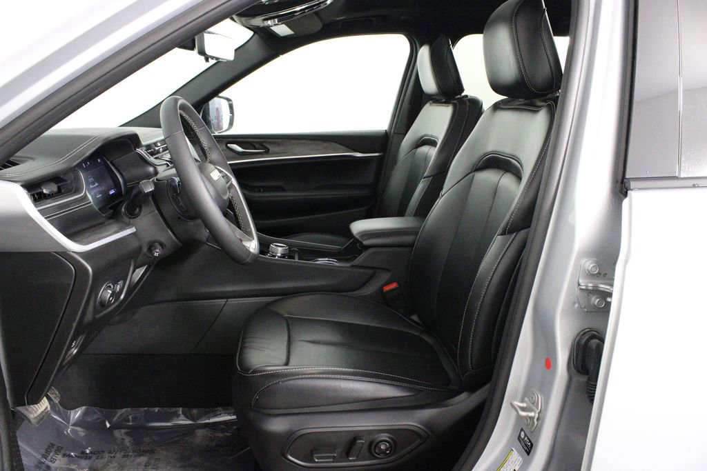 Used 2024 Jeep Grand Cherokee L Limited w/ Luxury Tech Group II image 13