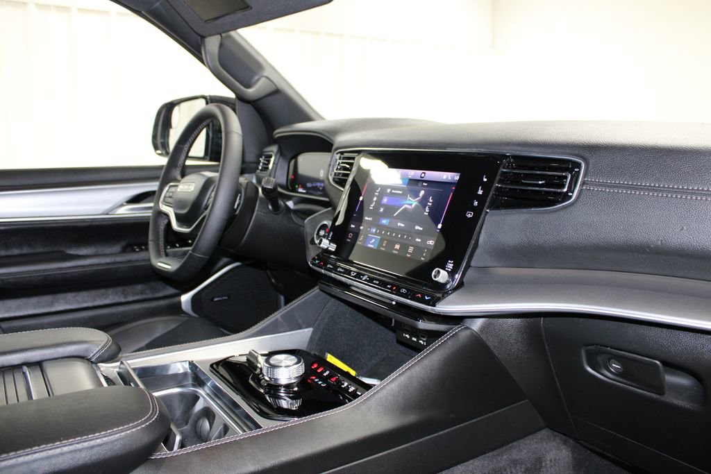 Used 2025 Jeep Wagoneer L Series II w/ 8-pass Seating Package image 35