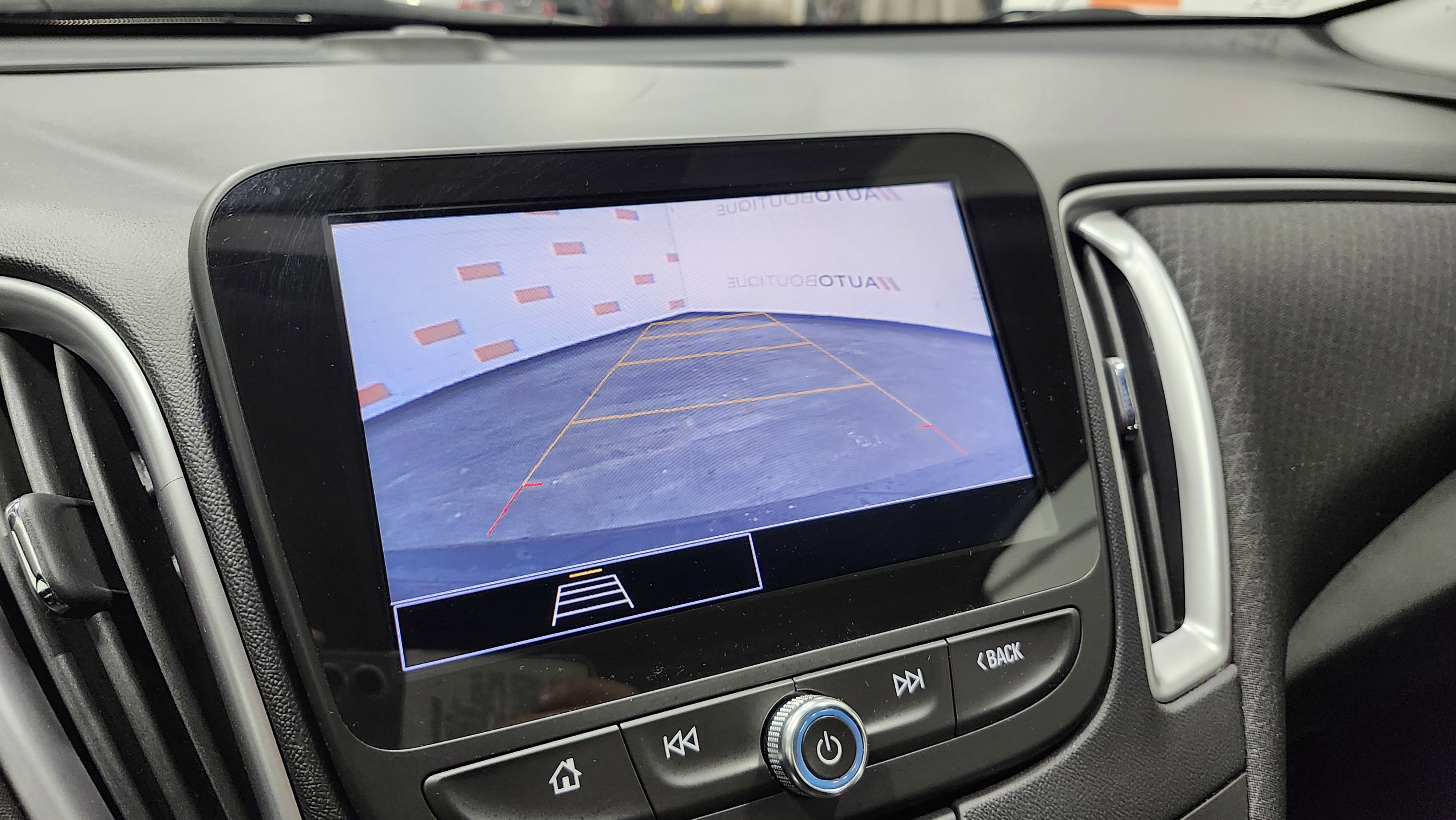 Used 2022 Chevrolet Malibu LT image 2