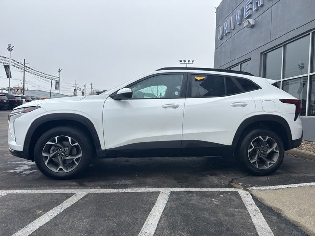 Used 2025 Chevrolet Trax LT w/ Driver Confidence Package image 2