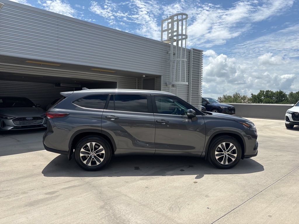 Used 2025 Toyota Highlander XLE FWD image 4