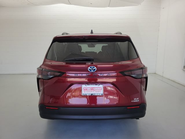 Used 2024 Toyota Sienna XLE FWD image 6