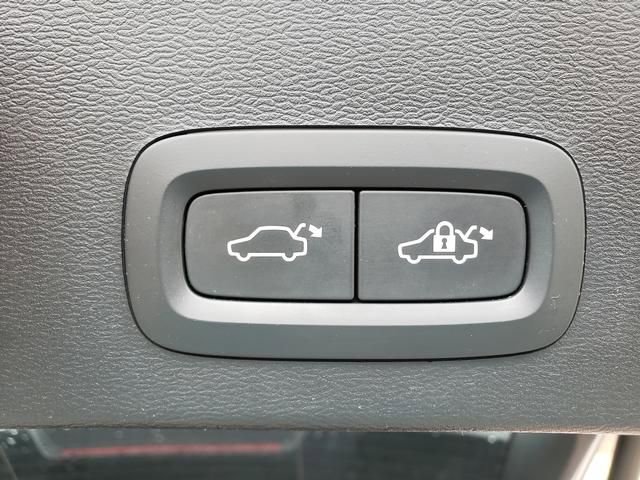 Used 2019 Volvo XC40 T4 Inscription image 6