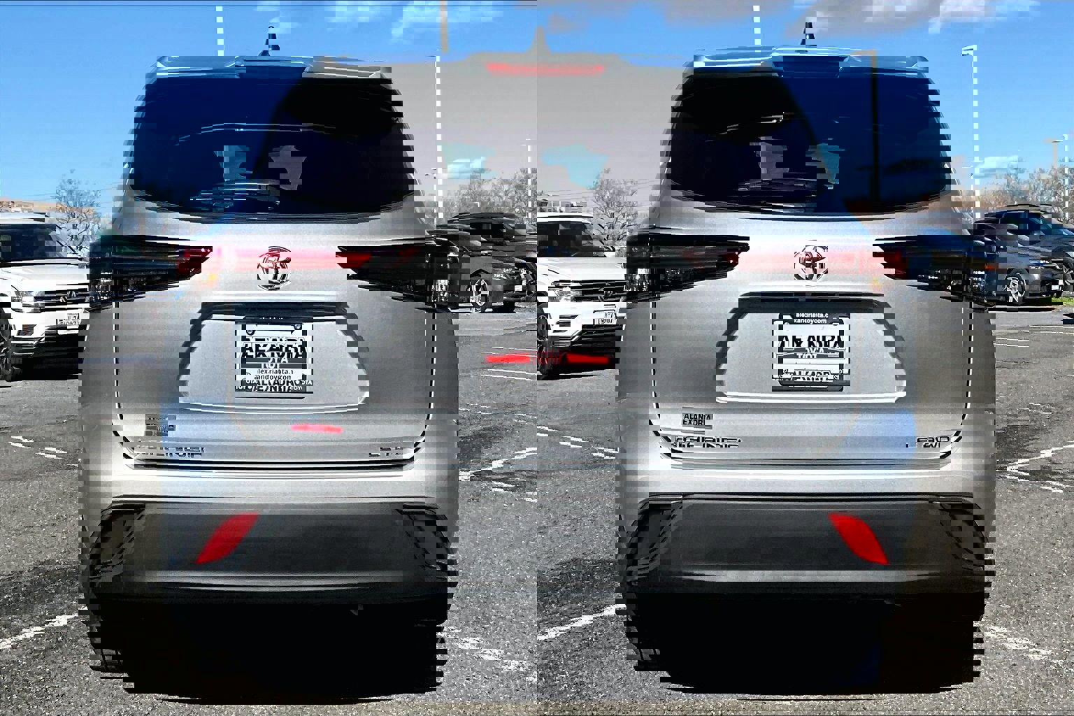 Used 2024 Toyota Highlander LE image 4