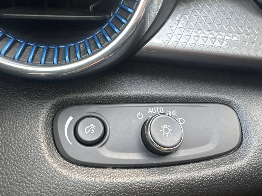 Used 2025 Chevrolet Trax LT FWD image 24