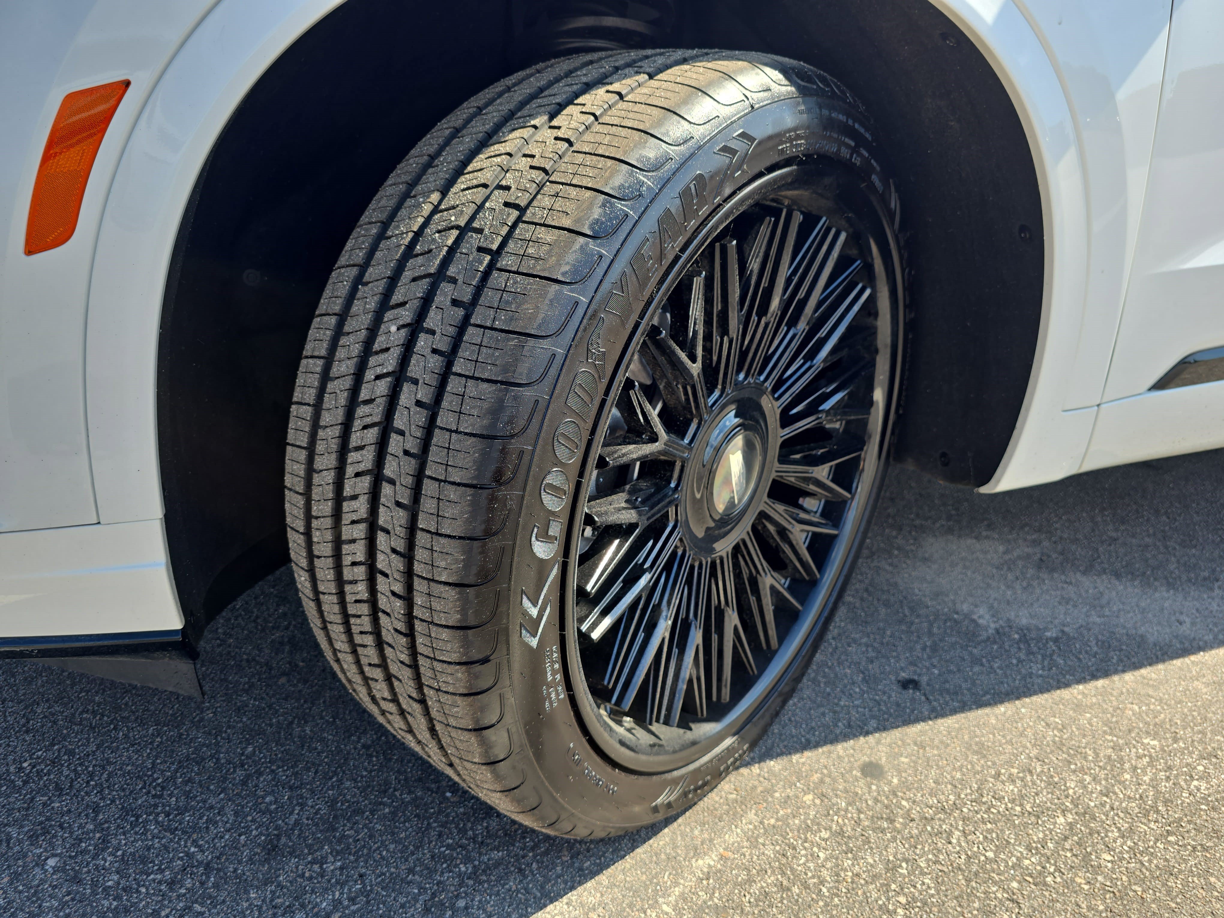 New 2025 Cadillac XT6 Luxury FWD image 33