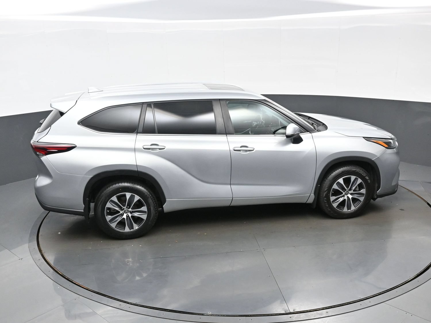 Used 2024 Toyota Highlander XLE AWD/4WD image 43