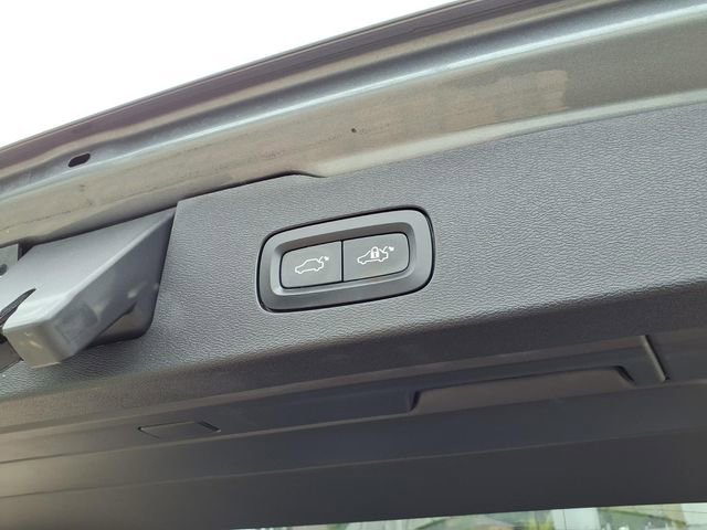 Used 2020 Volvo V60 T5 Cross Country image 9