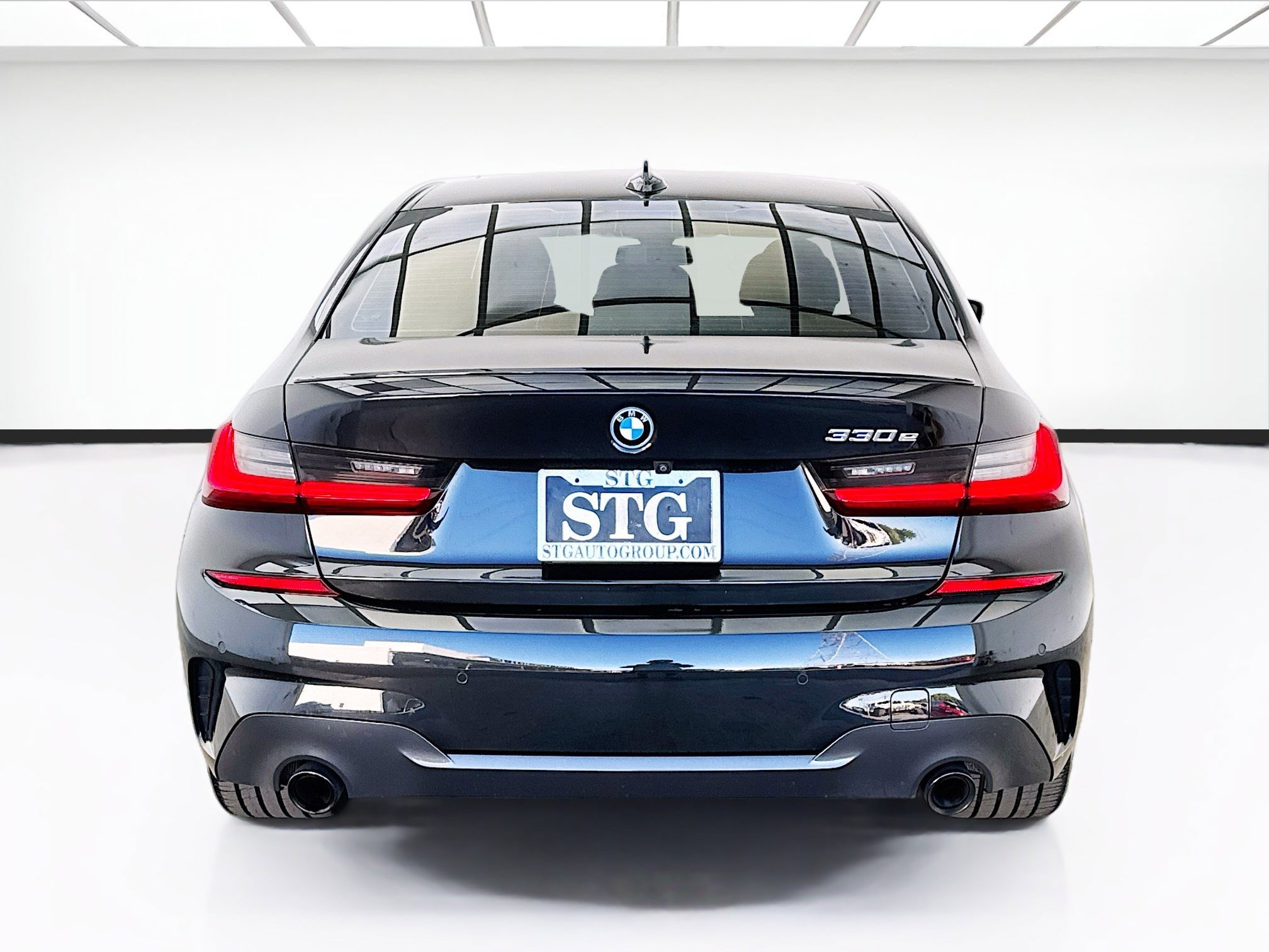 Used 2022 BMW 330e w/ M Sport Package RWD image 5
