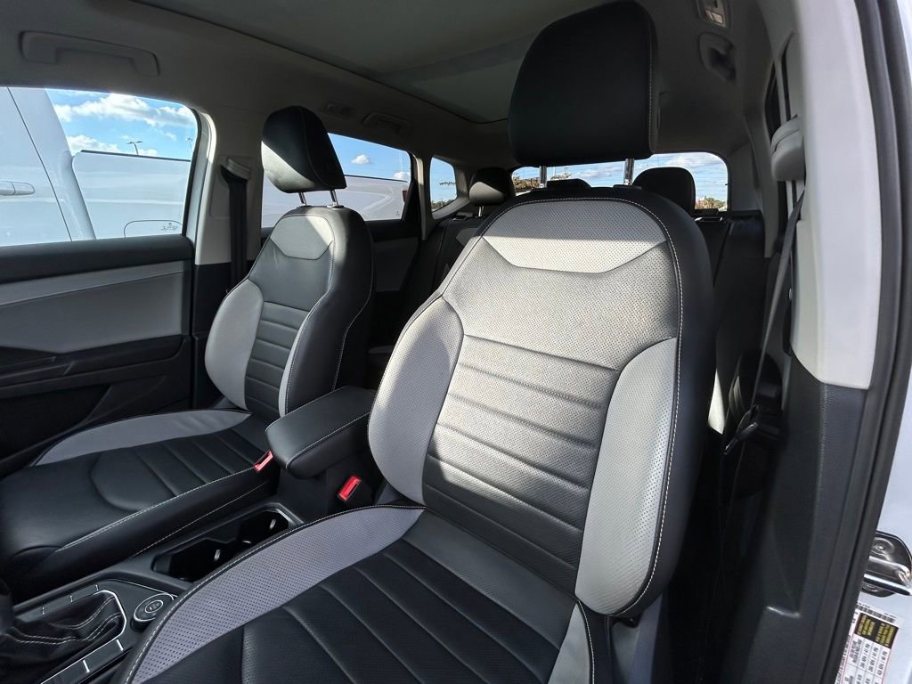 Used 2022 Volkswagen Taos SEL w/ Panoramic Sunroof Package image 17
