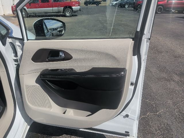 Used 2023 Chrysler Voyager LX image 9