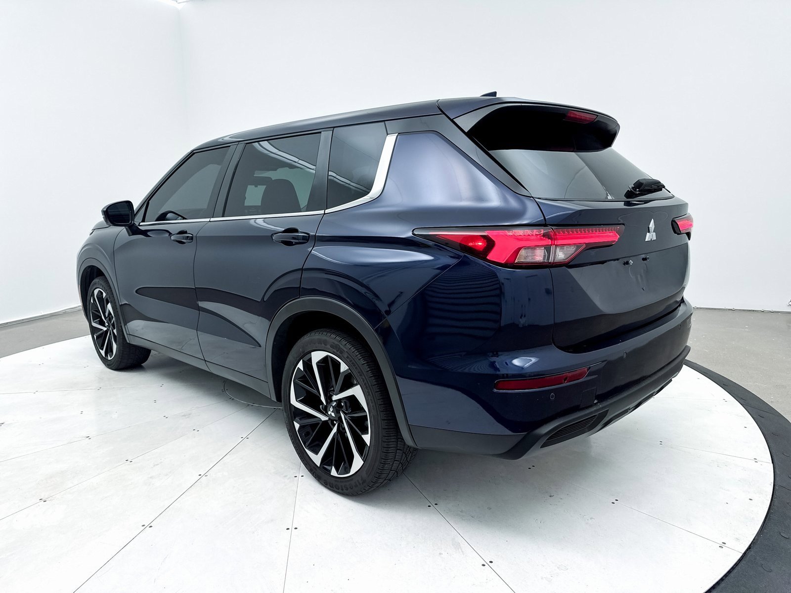 Used 2023 Mitsubishi Outlander SE image 15